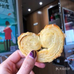 哈爾濱食品廠打浦橋店的小蝴蝶酥 一口酥脆，滿口香甜的上海經典味道